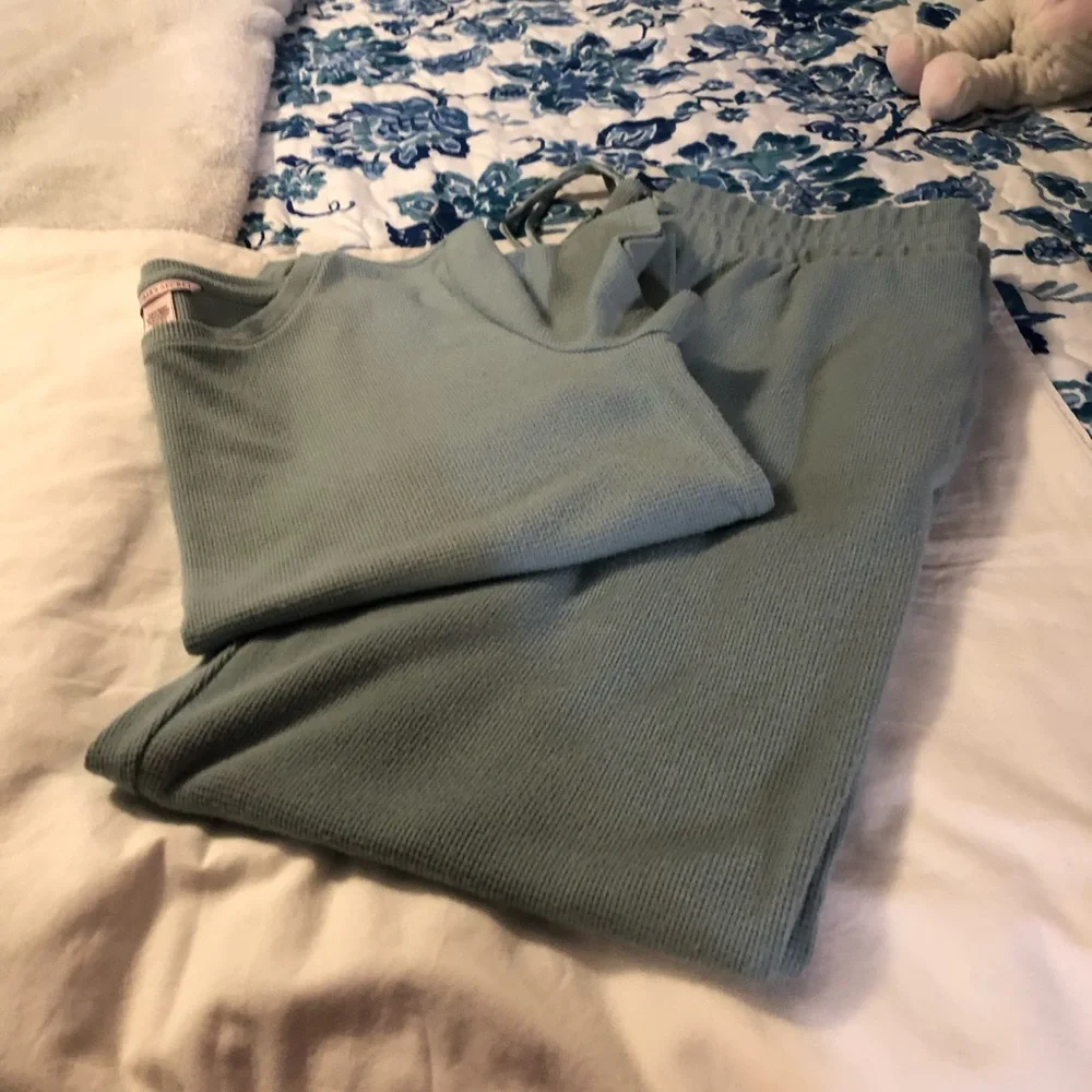 Victoria Secrets 2 Piece Lounge Set Pullover Top Draw String Pants EUC - Picture 7 of 8
